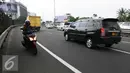 Seorang pengendara motor memasuki jalan tol arah Merak dari persimpangan Taman Anggrek, Jakarta (4/2). Minimnya rambu-rambu lalulintas jalan menuju tol Merak membuat pengendara motor tidak mengetahuinya. (Liputan6.com/Helmi Afandi)