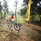 Pesepeda mencoba trek di kawasan Hutan Harapan