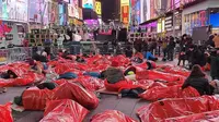 World's Big Sleep Out di New York. Hal ini merupakan kampanye mereka dalam menggalang dana bagi kaum tuna wisma. (Source: Instagram/ @worldsbigsleepout)