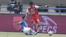 Pemain Persib Bandung berusaha menghentikan bek Arema FC, Alfin Tuasalamony, pada laga Liga 1 di Stadion GBLA, Jawa Barat, Kamis (13/9/2018). Persib menang 2-0 atas Arema FC. (Bola.com/M Iqbal Ichsan)