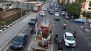 Kendaraan melintas di samping pengerjaan galian kabel bawah tanah di tengah Jalan Gajah Mada, Jakarta, Senin (11/6). Proyek yang dicanangkan Mei 2015 tersebut merupakan bagian dari proyek pembangkit listrik 35.000 MW. (Liputan6.com/Immanuel Antonius)
