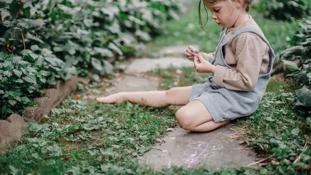 Bagus untuk Saraf Anak, Coba Piknik di Halaman Rumah Sambil Stimulasi Grounding