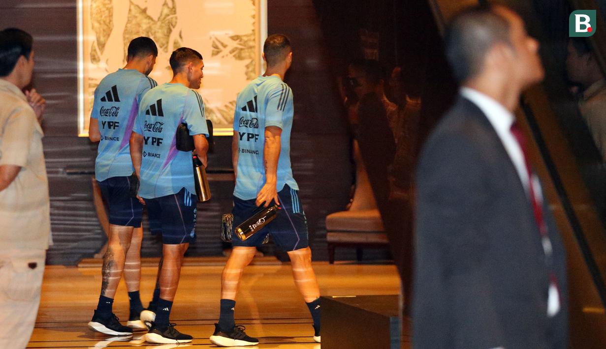 Pemain Timnas Argentina berjalan meninggalkan lobi hotel menuju tempat latihan di Stadion Utama Gelora Bung Karno, Jakarta, Sabtu (17/6/2023). (Bola.com/Bagaskara Lazuardi)