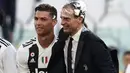 Bintang berusia 36 tahun itu mampu menorehkan 28 gol serta 11 assist pada musim perdananya di Juventus. Namun. kebersamaan Ronaldo dengan Allegri berakhir pada akhir musim. Mantan pelatih AC Milan itu memutuskan mundur meski berhasil mempersembahkan scudetto. (AFP/Isabella Bonotto)