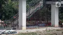 Pekerja menyelesaikan pembangunan JPO Stasiun LRT Rasuna Said di Jakarta, Senin (11/7/2022). Jadwal uji coba LRT Jabodebek batal dilakukan pada 17 Agustus 2022 dan direncakanan digelar pada Desember 2022 karena adanya kendala dalam skema pembiayaan pembangunan LRT Jabodebek. (Liputan6.com/Faizal Fanani)