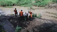 Tim SAR gabungan mencari warga, Gunardi (44) di Sungai Dusun Karangasem, Nganjuk, Jawa Timur. (Foto: Liputan6.com/Dian Kurniawan)