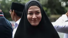 Lyra Virna tersenyum saat tiba di Ditreskrimsus Polda Metro Jaya, Jakarta, Kamis (22/3). Lyra datang untuk memenuhi panggilan terkait statusnya sebagai tersangka kasus dugaan pencemaran nama baik sebuah travel umrah. (Liputan6.com/Faizal Fanani)