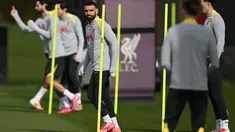 Pemain depan Liverpool Mohamed Salah (tengah) saat sesi latihan di tempat latihan tim Liverpool, barat laut Inggris, pada 4 Maret 2025. (Paul ELLIS/AFP)