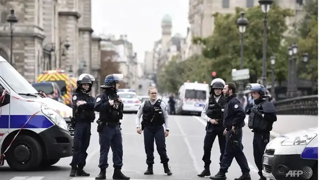 Kepolisian Paris menutup jalan terkait tragedi pembunuhan di kantor kepolisian setempat