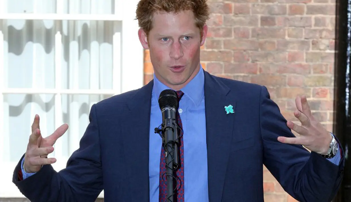 Sambil meneguk segelas champagne, Harry meminta Meghan untuk menjadi istrinya. Khawatir Meghan mengiranya sedang mabuk, sumber mengatakan bahwa saat itu Harry benar-benar berusaha keras meyakinkan Meghan. (AFP/Bintang.com)