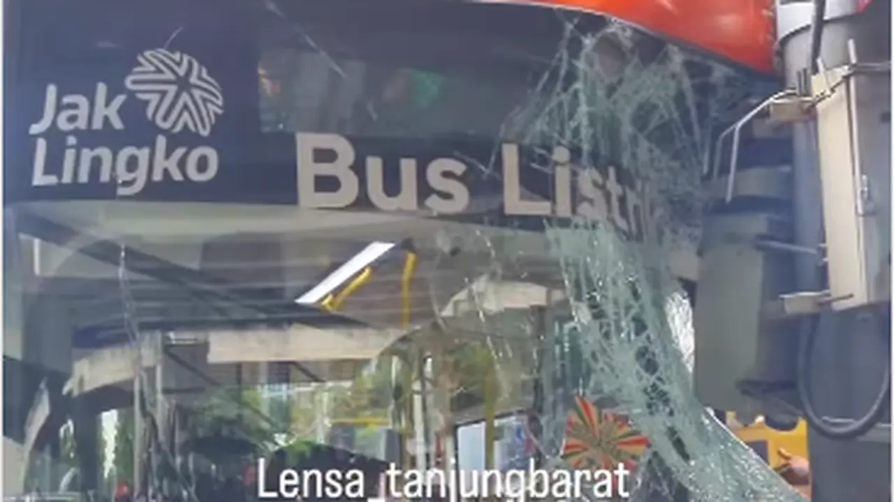 Sebuah bus listrik Transjakarta mengalami kecelakaan dengan menabrak tiang beton di kolong Tol JORR, kawasan Tanjung Barat, Jakarta Selatan (@Lensa_tanjungbarat)