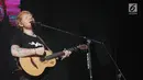 Penyanyi asal Inggris, Ed Sheeran menyapa penggemarnya selama konser Divide World Tour 2019 di Stadion Utama Gelora Bung Karno, Jakarta Pusat (3/5/2019). Ed Sheeran membawakan beberapa lagu andalan antara lain Photograph, Thinking Out Loud, Shape of You, dan Perfect. (Fimela.com/Bambang E. Ros)