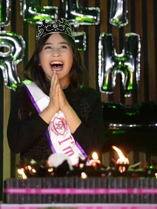 Kejutan demi kejutan mulai didapat usai menerima penghargaan tersebut. Kejutan dimulai saat Prilly keluar dari gedung diselenggarakan acara tersebut. (Bambang E. Ros/Bintang.com)