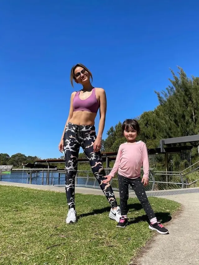 8 Gaya Acha Septriasa yang Kini Merantau di Australia, Tetap Cantik saat Momong Anak