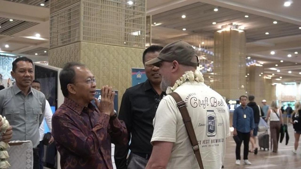 Gubernur Bali Pantau Ketat Lalu Lintas Wisatawan Nataru Bali di Bandara Ngurah Rai