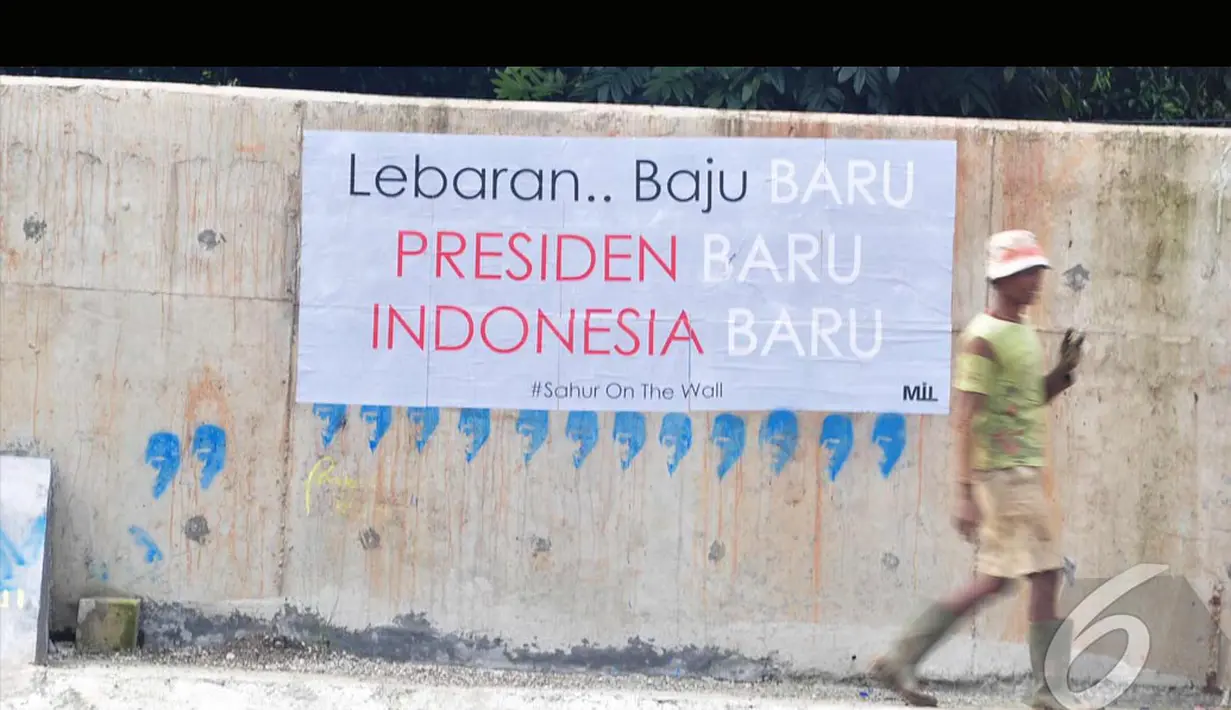 Berbagai macam tulisan bertema lebaran hiasi tembok dinding tanggul Sungai Ciliwung (Liputan6.com/Faizal Fanani)