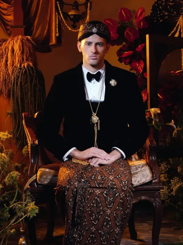 Justin Hubner saat Prewedding Adat Jawa Bersama Jennifer Coppen pakai beskap. [@jennifercoppenreal20]