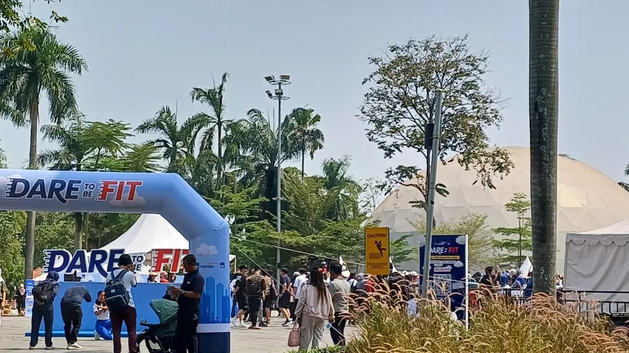 Kemudian jika menggunakan Transjakarta, Anda bisa turun di Halte Transjakarta Senayan JCC. Kemudian berjalan kaki sekitar 1,5 kilometer.<br>
