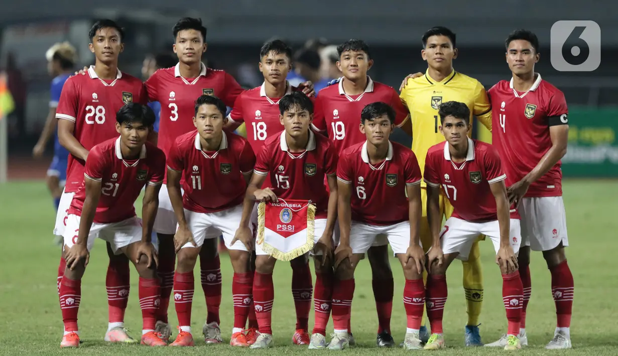 Pemain Timnas Indonesia U-19 saat sesi foto tim jelang berlaga melawan Filipina U-19 pada lanjutan penyisihan grup A Piala AFF U-19 2022 di Stadion Patriot Candrabhaga, Bekasi, Jawa Barat, Jumat (8/7/2022). Timnas Indonesia U-19 langsung tampil menyerang dan unggul 5-1 atas Filipina U-19. (Liputan6.com/Helmi Fithriansyah)