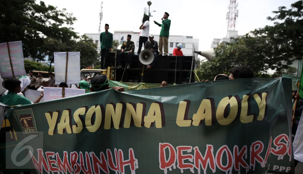 Massa PPP kubu Djan Faridz membawa berbagai spanduk ketika melakukan demonstrasi di depan kantor Kemenkumham, Jakarta, Senin (25/4). Dalam aksinya mereka menuntut Menteri Yasonna untuk direshuffle terkait kisrus PPP. (Liputan6.com/Faizal Fanani)