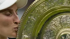 Petenis tunggal putri Republik Ceska, Marketa Vondrousova tampil sebagai juara turnamen Grand Slam Wimbledon 2023 setelah menaklukkan wakil Tunisia peringkat 6 dunia, Ons Jabeur dua set langsung 6-4, 6-4 dalam laga final yang digelar di Center Court All England Lawn and Tennis Club, London, Sabtu (16/7/2023) malam WIB. Dengan hasil ini, Marketa Vondrousova menjadi petenis non-unggulan pertama yang mampu menjuarai Wimbledon sepanjang sejarah. Sementara bagi Ons Jabuer, hasil ini menjadi kekalahan beruntun di laga final Wimbledon mengulangi pencapaiannya tahun 2022. (AP Photo/Alastair Grant)