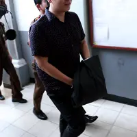 Hengki Kawilarang divonis 11 bulan penjara, hakim memutuskan memutuskan bahwa dirinya secara sah bersalah atas kasus penggelapan uang arisan sebesar Rp 1,5 miliar milik herbalis, Jeng Ana. (Wimbarsana Kewas/Bintang.com)