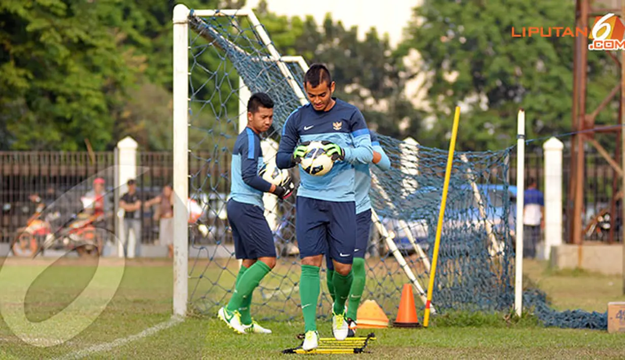 Para penjaga gawang Indonesia U19 terlihat berlatih secara terpisah dengan pemain lainnya (Liputan6.com/Helmi Fithriansyah)