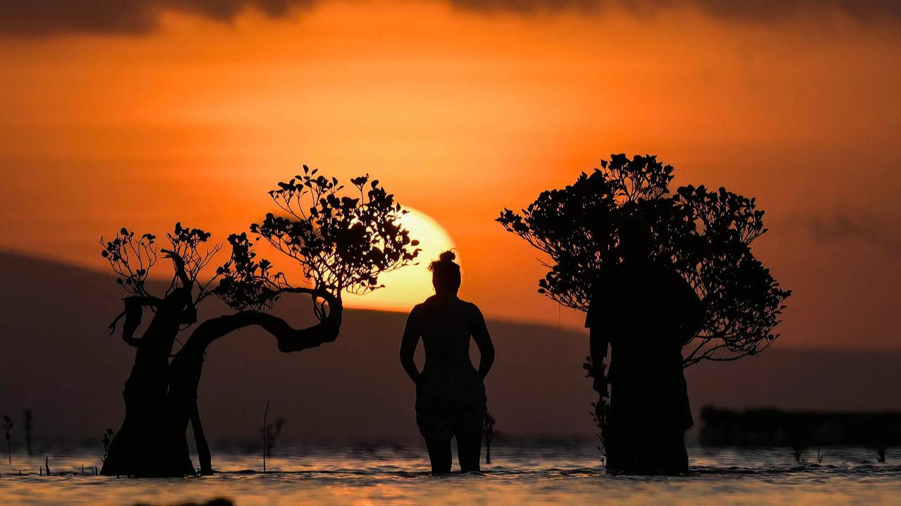 FOTO: Senja Pantai Walakiri Memikat Wisatawan di Sumba Timur