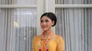 Erina Gudono pun tak kalah memesona dalam setiap penampilannya. Di acara Istana Berkebaya, Erina tampil ayu mengenakan kebaya encim bernuansa oranye dengan bordir flora yang cantik. Riasan wajah natural dengan rambut ditata sanggul, Erina pun tampil sempurna bak ratu Jawa. [Foto: Instagram/erinagudono]