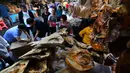 Calon pembeli memilih makanan laut kering di sebuah pasar di Kota Haikou, Provinsi Hainan, China, Rabu (15/1/2020). Warga Haikou akhir-akhir ini sibuk berbelanja untuk menyambut Tahun Baru Imlek 2020. (Xinhua/Guo Cheng)