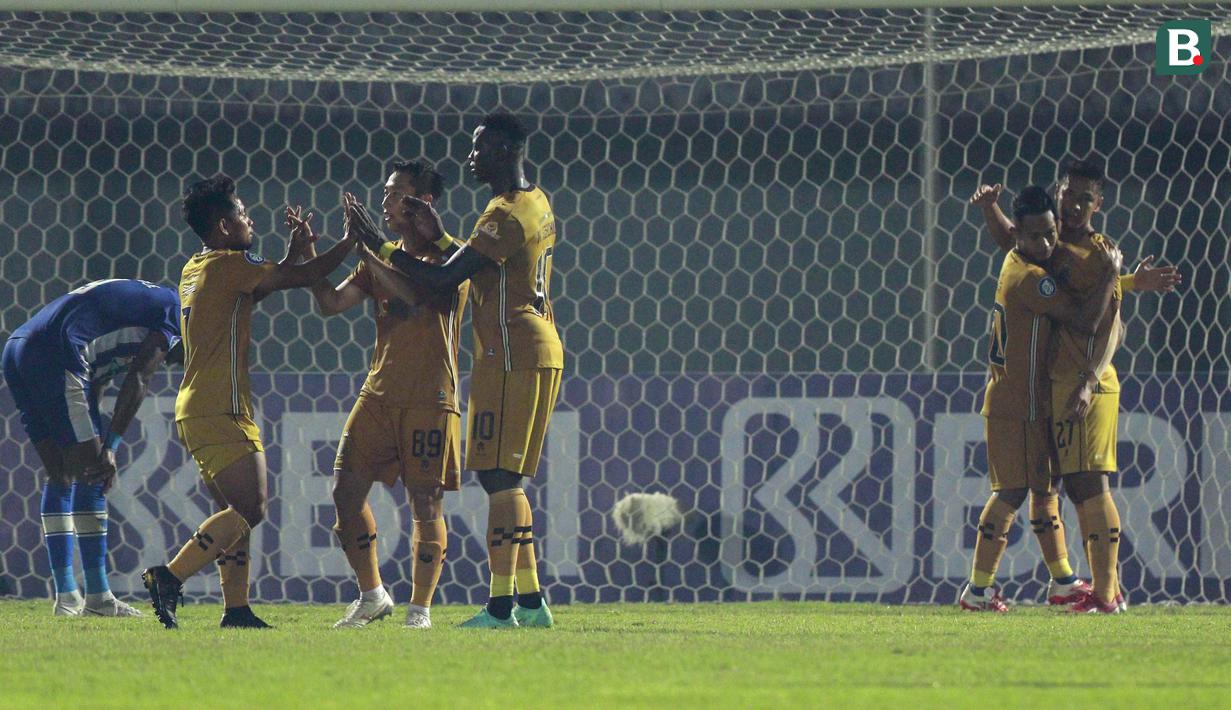 Wasit menunjuk titik putih dan Ezechiel kembali membukukan namanya di papan skor lewat tembakan kerasnya. Skor 2-1 ini mengakhiri babak pertama duel Bhayangkara FC Vs Persiraja Banda Aceh. (Foto: Bola.com/M iqbal Ichsan)