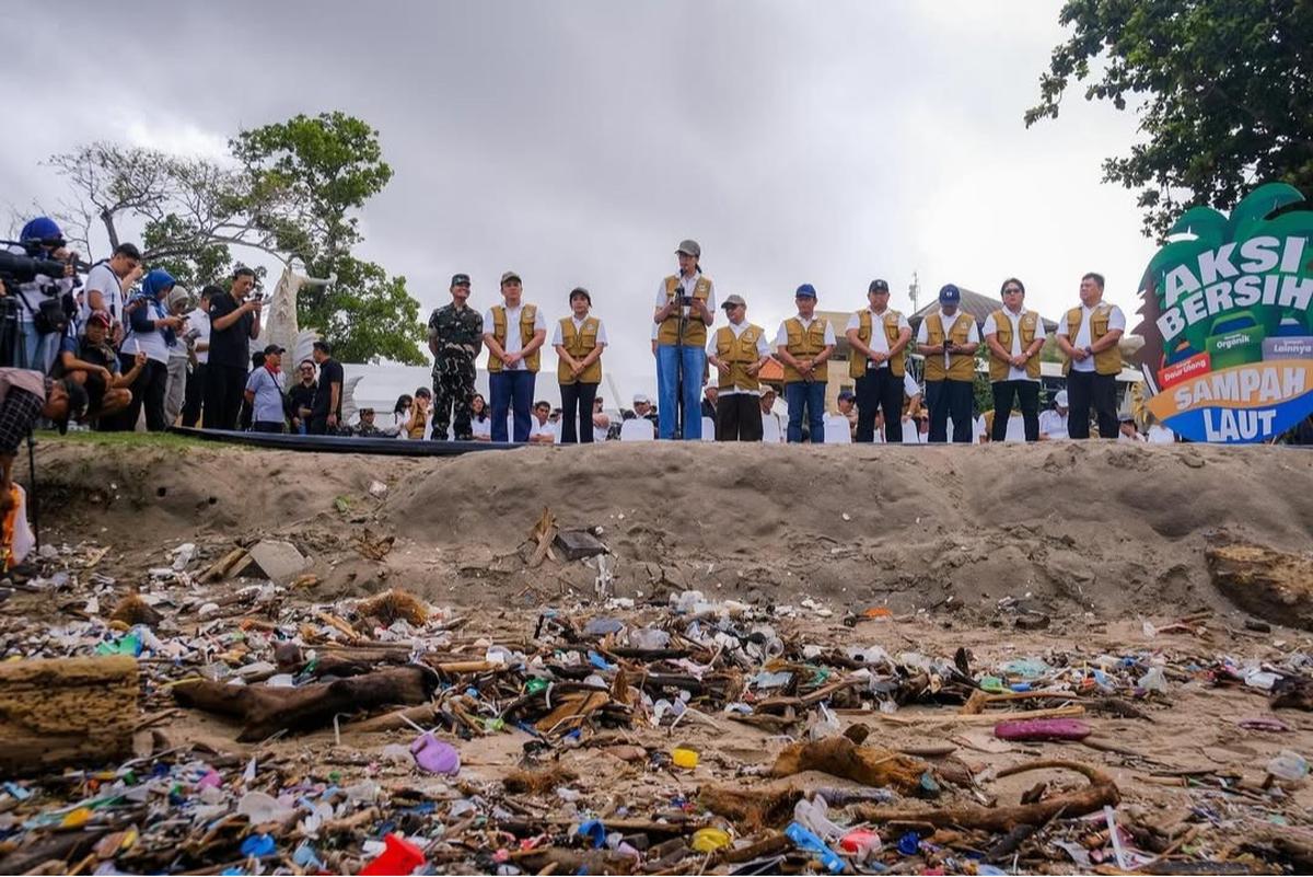 Bersih-bersih Pantai Bali