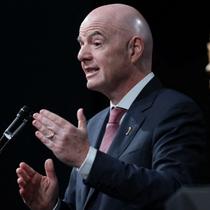 Berdiri di samping Trofi Piala Dunia, Presiden FIFA, Gianni Infantino, menyampaikan pidato pada pertemuan musim dingin Konferensi Walikota AS pada 29 Januari 2026 di Washington, DC. Infantino mempromosikan Piala Dunia 2026, yang akan diselenggarakan bersama oleh Amerika Serikat, Kanada, dan Meksiko, menyoroti potensi manfaatnya bagi kota dan komunitas tuan rumah. (Alex Wong/Getty Images via AFP)