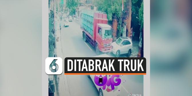 VIDEO: Viral Detik-Detik Mobil diseruduk Truk