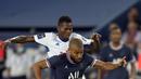 Gelandang Paris Saint-Germain (PSG) Rafinha dan penyerang Strasbourg Habib Diallo berebut bola pada laga pekan kedua Liga Prancis di Stadion Parc des Princes, Minggu (15/8/2021) dini hari WIB. PSG membekuk tamunya Strasbourg dengan skor 4-2. (AP Photo/Francois Mori)