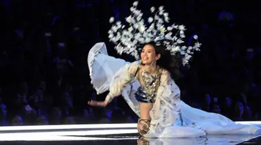 Model Tiongkok, Ming Xi jatuh tersungkur di atas catwalk Victoria’s Secret Fashion Show 2017 saat memperagakan koleksi lingerie di Shanghai, Senin (20/11). Ming mengenakan busana warna biru dan silver dengan headpiece bunga yang rumit. (FRED DUFOUR/AFP)