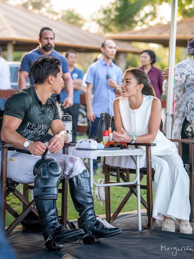 Gaya Simple Anisha Rosnah Nonton Pangeran Mateen Main Polo, Selalu Ditemani Jam Tangan Ratusan Juta