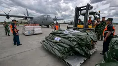 Personel TNI Angkatan Udara dan petugas Badan Nasional Penanggulangan Bencana (BNPB) bersiap memasukkan bantuan kemanusiaan dari pemerintah Indonesia untuk korban gempa bumi di Myanmar ke dalam pesawat angkut Hercules C-130 di Pangkalan Udara Halim Perdanakusuma, Jakarta, 31 Maret 2025. (BAY ISMOYO/AFP)