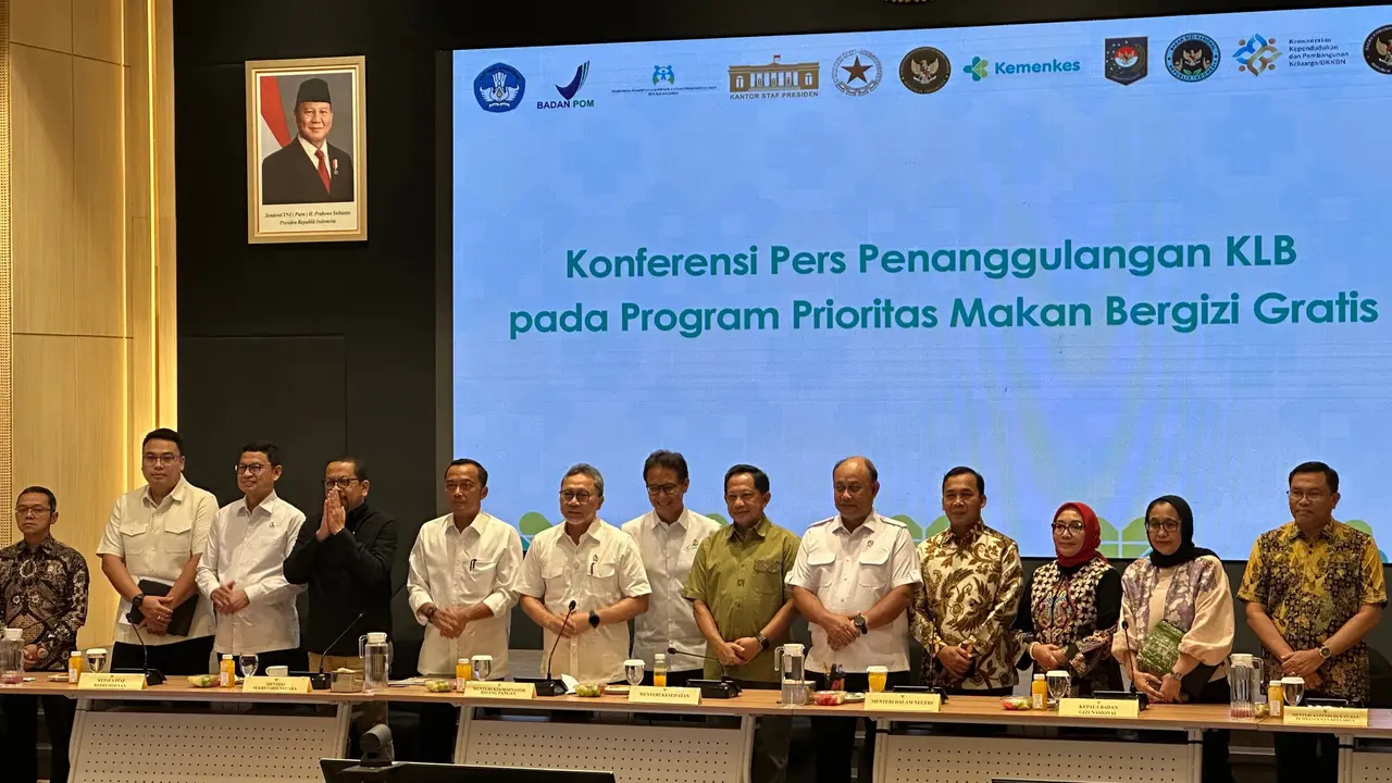 Menko Pangan Zulkifli Hasan alias Zulhas di Gedung Kementerian Kesehatan (Kemenkes), Kuningan, Jakarta Selatan, Minggu (28/9/2025).