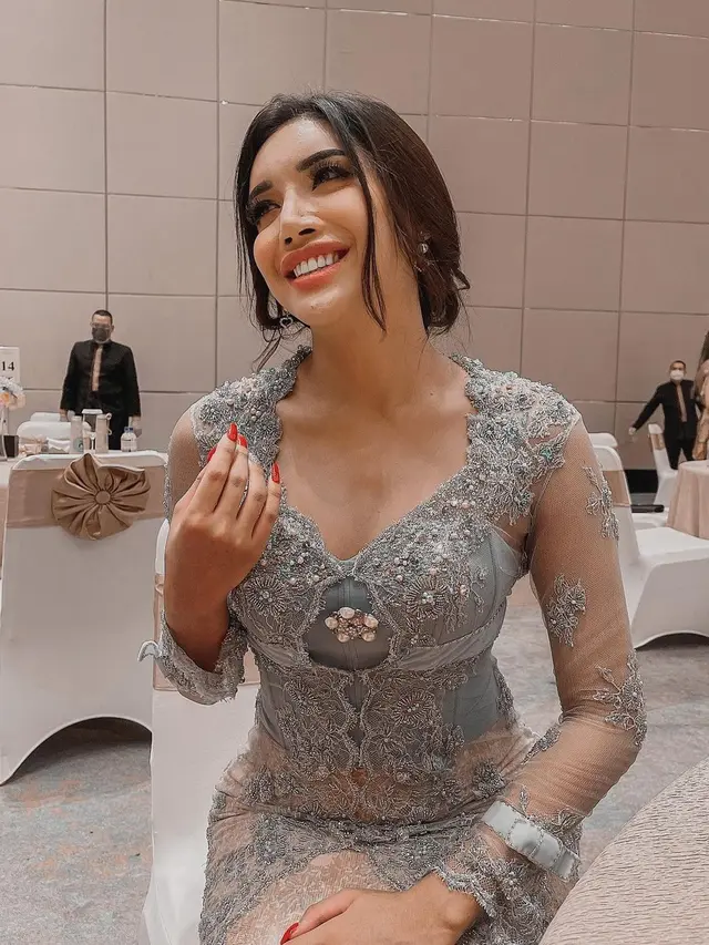 Hadiri Siraman Aurel Hermansyah, Ini 6 Potret Millen Cyrus yang Curi Perhatian