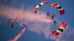 Para penerjun payung menampilkan atraksi udara saat mereka turun ke Pantai Utah pada tanggal 6 Juni 2024. (LOIC VENANCE/AFP)