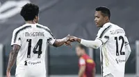 Pemain Juventus Alex Sandro (kanan) merayakan dengan rekan setimnya Weston McKennie setelah mencetak gol ke gawang Parma pada pertandingan Serie A di Stadion Allianz Turin, Italia, Rabu (21/4/2021). Juventus menang 3-1. (Piero Cruciatti/LaPresse via AP)