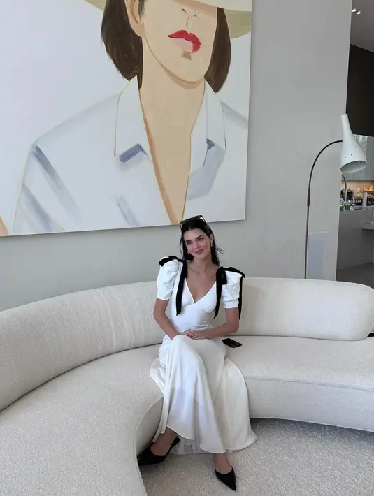 Dalam foto yang diunggah, Kendall Jenner tampil manis dalam balutan clean outfit berupa gaun putih [@kendalljenner]