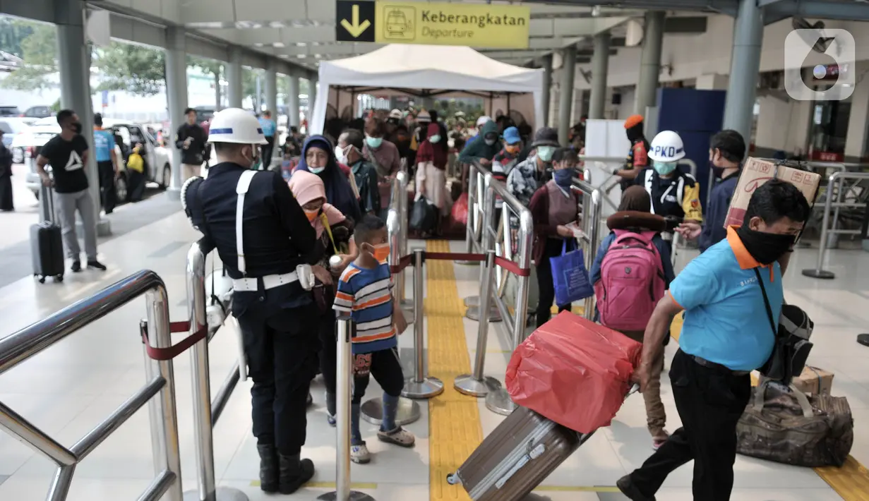 Calon penumpang berjalan menuju peron keberangkatan di Stasiun Pasar Senen, Jakarta, Minggu (29/3/2020). PT KAI (Persero) Daop 1 Jakarta membatalkan 28 perjalanan Kereta Api keberangkatan jarak jauh mulai 1 April - 1 Mei 2020 dalam upaya memutus penyebaran virus corona. (merdeka.com/Iqbal S Nugroho)