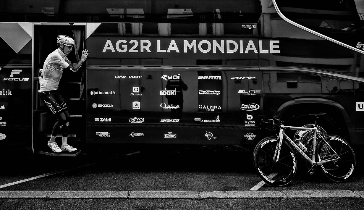 Pebalap Prancis, Romain Bardet saat bersiap bersama timnya AG2R La Mondiale cycling pada sesi latihan di Saint-Lo, (1/7/2016). (AFP/Jeff Pachoud)