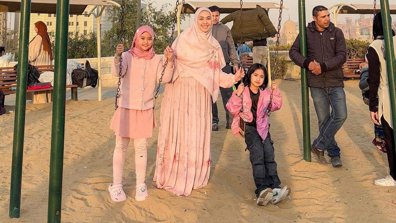 Potret Oki Setiana Dewi Ajak Anak-Anak Main di Taman Kota Kairo, Kompak Pakai Baju Pink