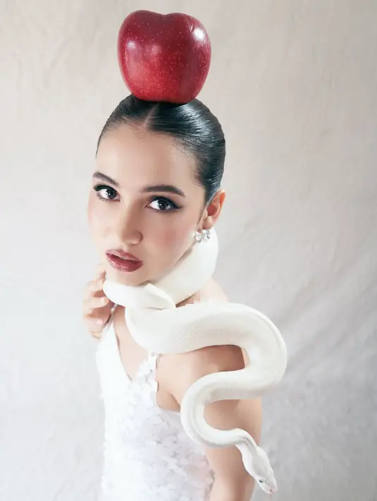 Terlilit ular putih, Sandrina kenakan strapless mini dress Berlapis dress v-neck full embellishment kotak-kotak dan anting silver [@sandrinna_11]