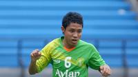 Evan Dimas dengan nomor punggung kebesarannya saat membela Surabaya United. (Bola.com/Fahrizal Arnas)