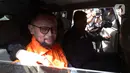 Mantan Staf Khusus Menteri Agama (Menag) periode 2020-2024, Yaqut Cholil Qoumas, Ishfah Abidal Aziz alias Gus Alex berada di mobil tahanan usai menjalani pemeriksaan di Gedung Merah Putih Komisi Pemberantasan Korupsi (KPK), Jakarta, Selasa (17/3/2026). (Liputan6.com/Helmi Fithriansyah)