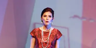Olga Lydia memerankan karakter sebagai istri kedua seorang pejabat partai dan anggota parlemen di pertunjukan teater berjudul '#3Perempuan'. (Deki Prayoga/Bintang.com)